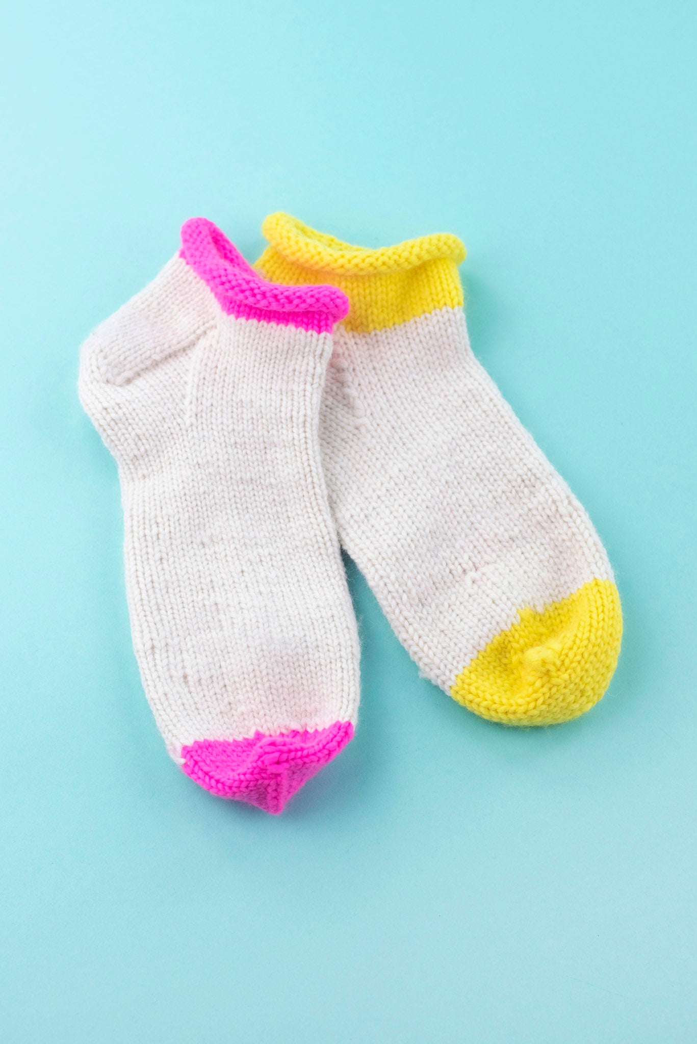 10 Modern Sock Knitting Kits for Beginners (Hand-Picked)